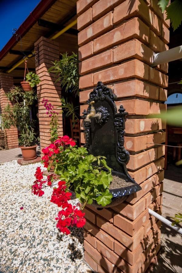 Casa Ypu Hotel 2 Mai Bagian luar foto
