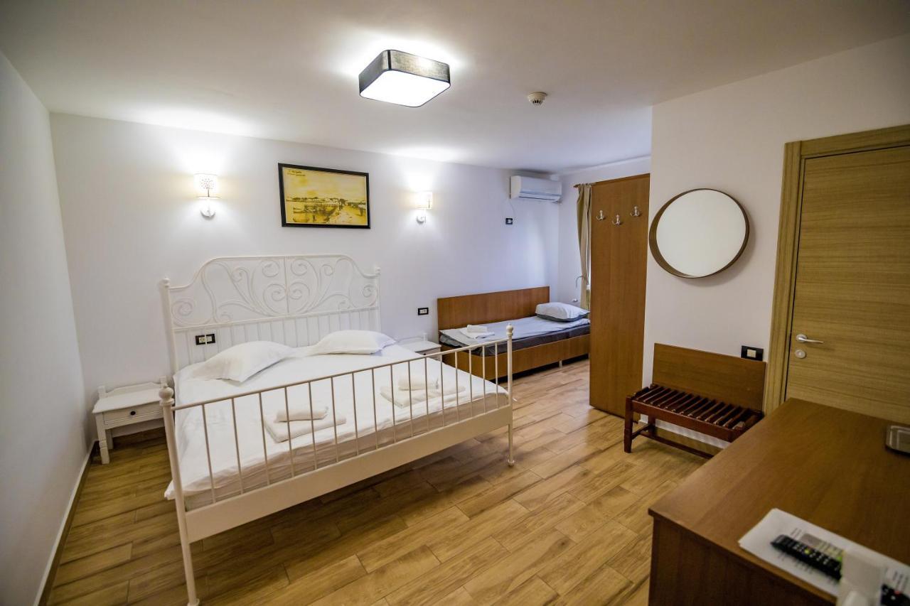 Casa Ypu Hotel 2 Mai Bagian luar foto